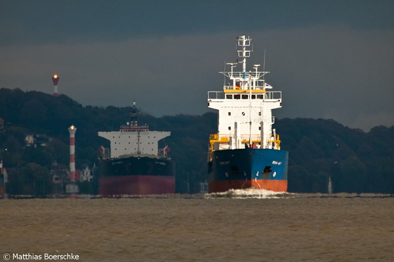 Heute gelang mir diese Aufnahme auf der Elbe.Hhe Wedel befinden sich die Fehn Sky und dahinter die New Champion aufgenommen vom Lhe Anleger mit 1600mm