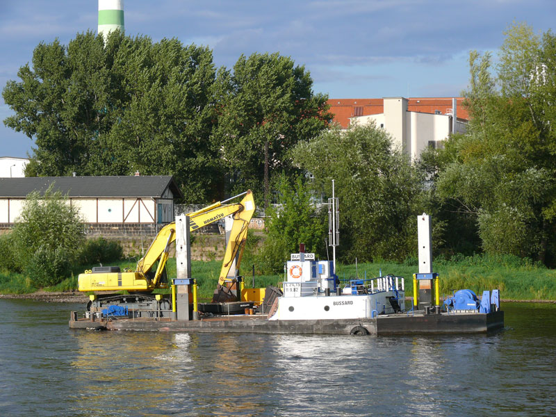 Heute in Wochenendruhe, sonst wird von BUSSARD aus die Fahrrinne der Elbe ausgebaggert; Dresden, 29.08.2009
