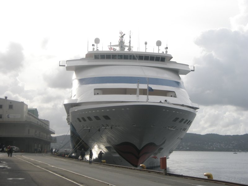 Hier AIDA cara auf Ihrem Weg von Hamburg, ber Kopenhagen,Gteborg,Oslo und Bergen nach Hamburg. Hier liegt AIDA cara am 21.8.2009 in Bergen.