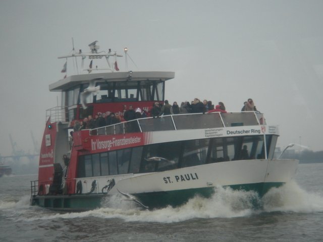 Hier ein Schiff getauft auf den Namen  St.Pauli . Hier kurz vor dem Anlegen bei den Landungsbrcken in Hamburg. Leider habe ich keine weiteren Informationen ber dieses Schiff.