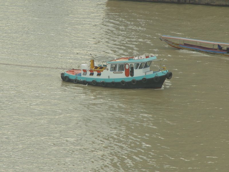 Hier einer der kleinen Schlepper, die ihre antriebslosen Lastkhne Fluauf und Fluab schleppen. Gesehen am 07.07.2009 auf dem Chao Phraya Flu in Bangkok