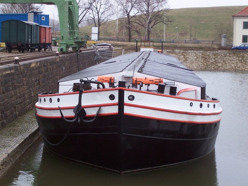 Hier noch eine Bugansicht vom Elbe-Schleppkahn  Waltraut , Baujahr 1913 / Ort: Historisches Terminal im Alberthafen, Dresden-Friedrichstadt am 18.03.2005