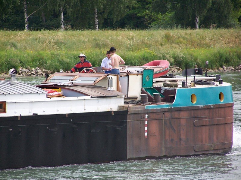 Hier noch mal die Penische  RENE . Der flache Aufbau achtern mit den zwei runden Fenstern (Bullaugen) und den davor sitzenden, niedrigen Doppelpoller, sowie das klappbare Holzsteuerhaus entsprechen genau den vom Traunsee gezeigten Schiffen.