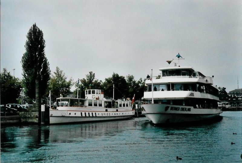 Hier trifft gerade das Motorschiff  Berner Oberland  wieder in Thun ein und fhrt neben dem ehemaligen Schraubendampfer  Spiez  vorbei. Aufgenommen am 21. September 2008 in Thun.