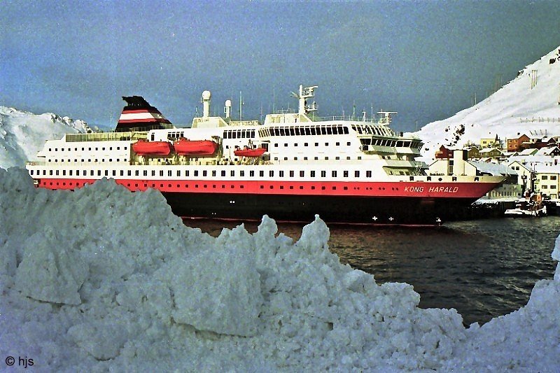 Hoch trmt sich der Schnee am Hafen von Honningsvg (3. Mrz 2006)