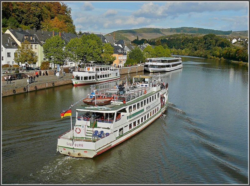 Hochbetrieb an der Anlegestelle in Saarburg am 18.10.09. Whrend das Ausflugsschiff  Saarburg  die Haltestelle anluft, warten die  Wappen von Trier  und  Princesse Marie Astrid  auf ihre Fahrgste.  