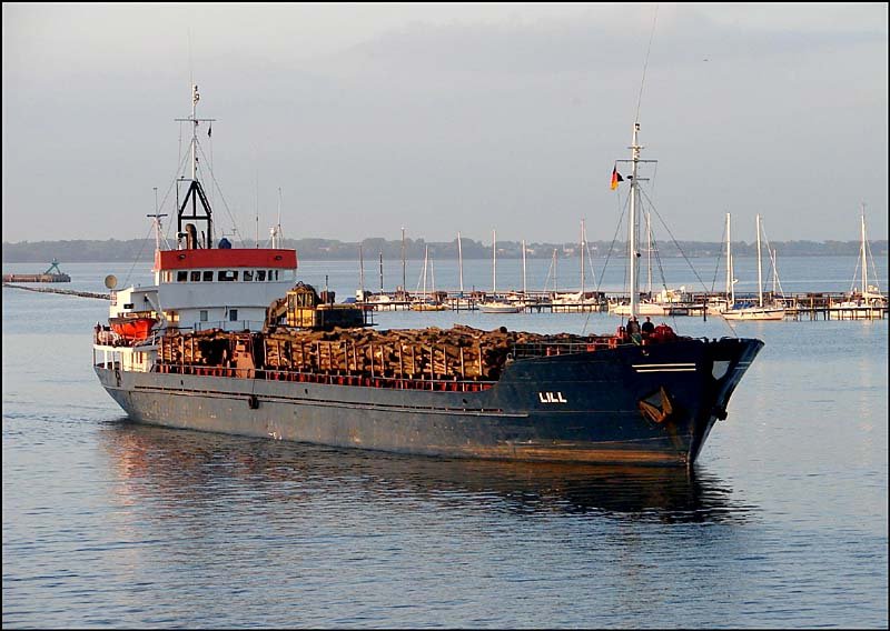 Holzfrachter  Lill   (IMO 7217042) verlsst mit einer Ladung Meterholz den Seehafen Stralsund.(am 16.10.06) 