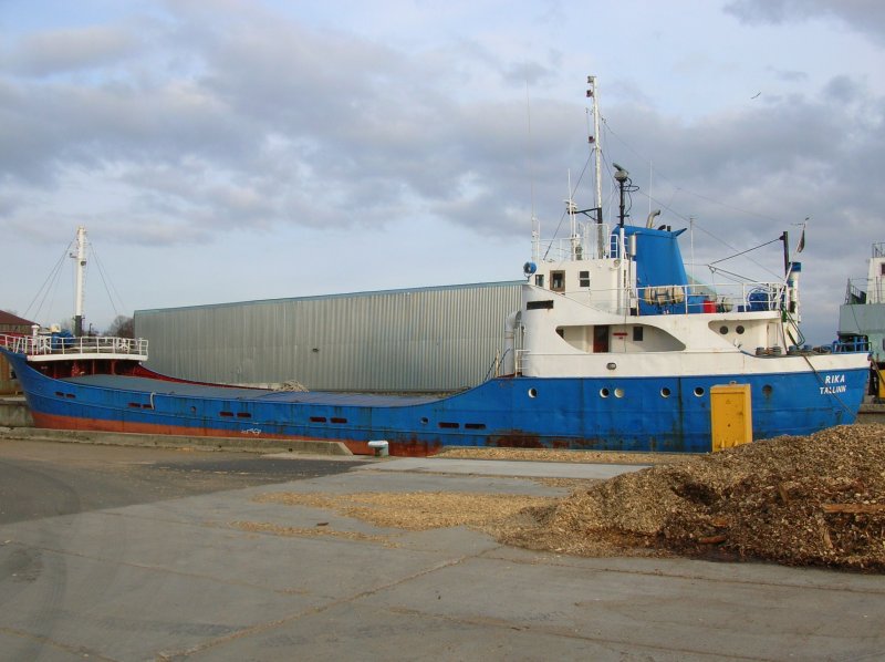 Holzfrachter RIKA (Heimathfn. Tallinn) im Holzhafen der estnischen Hauptstadt. Trotz ISPS war war es im April 2006 kein Problem bis zur Kaikante  vorzudringen . Dem estnischen Zoll, der kam als ich das Hafengebiet verlassen hatte, war es peinlich (es gab Fussball!). Dennoch wurde kein Platzverweis o.. ausgesprochen. Nach einer rund 5-10 sekndigen  Ausweiskontrolle  verschwand der Zollbeamte wieder in seiner Baracke und schaute sich das Fussballspiel zu Ende an, whrend sich andere Besucher im Hafenbereich mit Angeln die Zeit vertrieben. Das sollte man mal besser nicht in einem deutschen Hafen versuchen.
