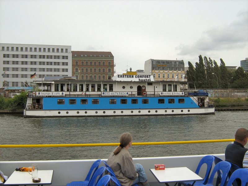 Hotelschiff auf der Spree nahe der Oberbaumbrcke (im ehemaligen Grenzgebiet), Aufnahme 29. 7. 2007