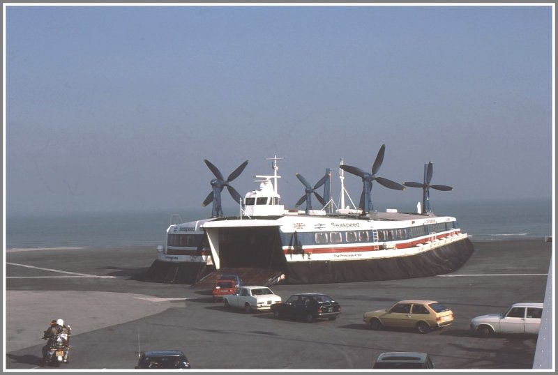 Hovercraft  The Princess Anne  von British Rail am betonierten Strand von Calais. Fassungsvermgen 60 Autos und 420 Passagiere.
Dauer der berfahrt nach Dover 30 Minuten. Rekord vom 14.Sept.1995 eben dieses Luftkissenbootes 22 Minuten. (Archiv 04/80)