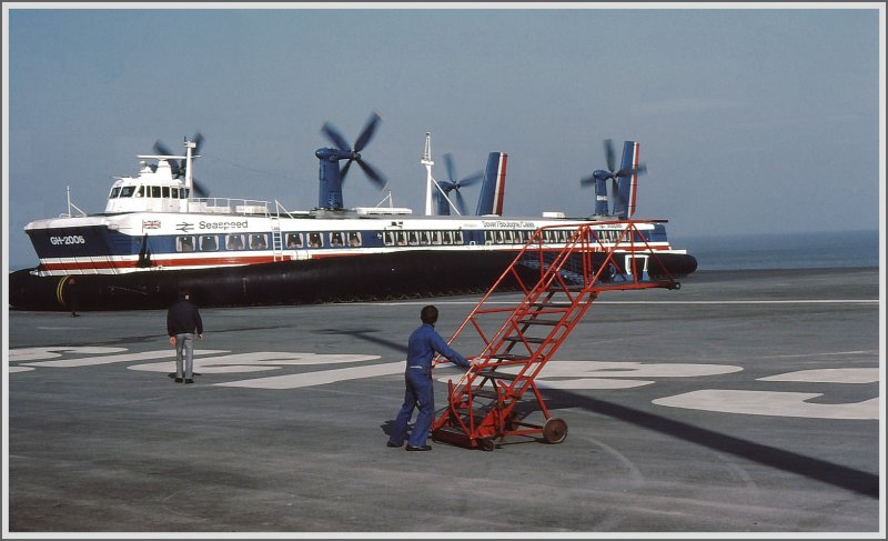 Hoverport in Calais. Es geht zu und her wie auf einem Flughafen und der Lrm ist ohrenbetubend. Soeben ist ein Hovercraft aus England eingetroffen, eingeschwebt, eingeflogen oder wie auch immer es heissen mag. (Archiv 04/80)