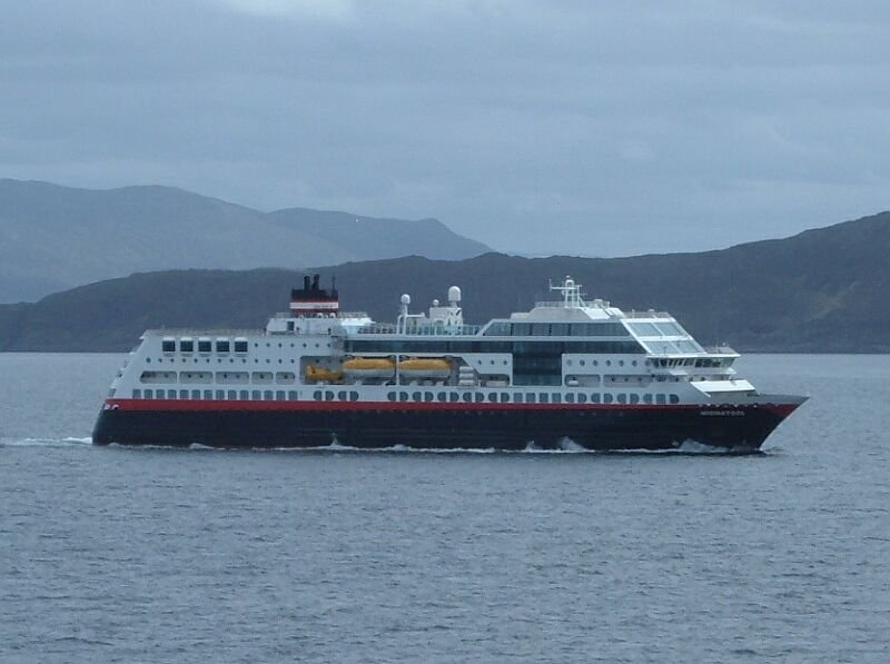 Hurtigrutenschiff  Midnatsol , ein Schiff der etwas lteren Generation, hat am 17.06.2006 Hammerfest verlassen und nimmt sdwrts Kurs auf ksfjord.