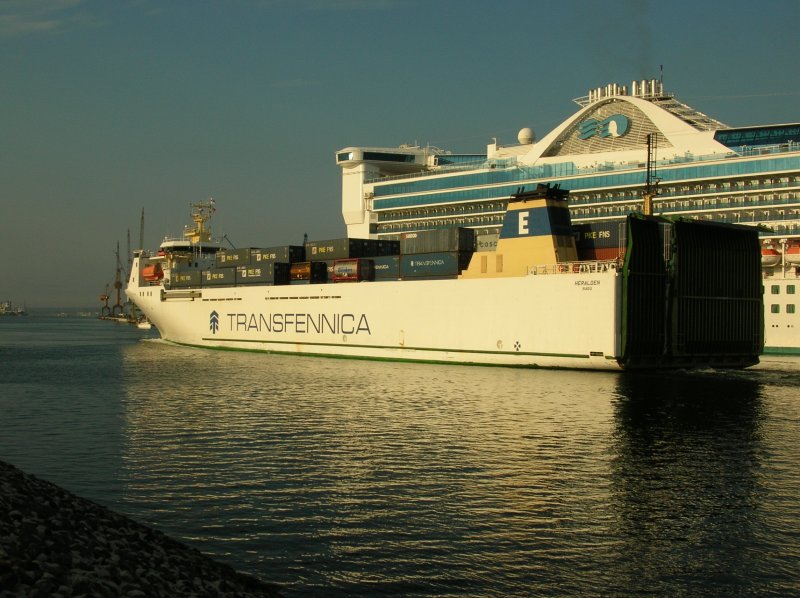 Ich liebe diese ruhige Atmosphre und das warme Morgenlicht...

RoRo-Fhre Heralden (Reederei Emiskip, Charterer Transfennica) in langsamer Revierfahrt auf der Warnow in Richtung Seehafen HRO unterwegs. Im Hintergrund die MS STAR PRINCESS. August 2006