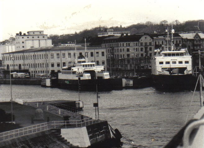 Im alten Fhrbahnhof von Helsingborg/Schweden liegen Anfang der achtziger Jahre MF Helsingborg und MF Kronborg der DSB, die zusammen mit anderen Schiffen ber den resund nach Helsingr in Dnemark pendeln.