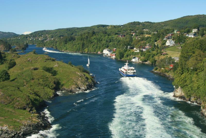 Im Doppelpack befahren die M/S  Kommandren  und M/S  Fjordprins  die Innere Hordalandrinne. Ich fahre seit 15 Jahren nach Norwegen. Aber die Landschaft des Insellabyrinths nrdlich von Bergen hat mich sehr beeindruckt. Im Sommer werden von Bergen Ausflugsfahrten mit historischen Dampfern angeboten. Die Fjord 1 Hurtigbtene befahren die interessante Rinne fahrplanmig; 16.06.2009