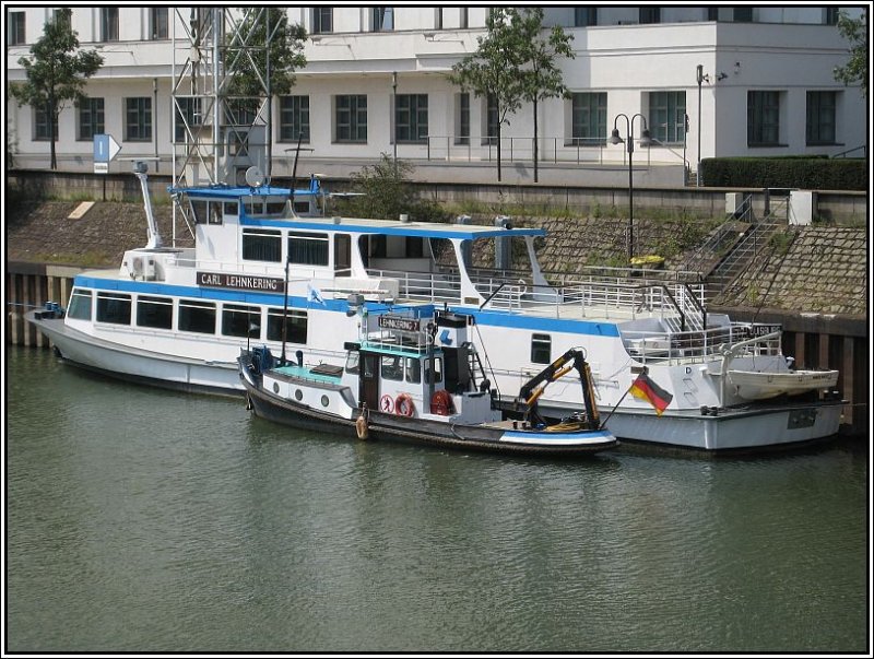 Im Duisburger Innenhafen am 04.08.2007. Im Bild zwei Schiffe des Duisburger Logistik-Unternehmens LEHNKERING, das Fahrgastschiff  Carl Lehnkering  (benannt wohl nach dem Firmengrnder) sowie das Arbeitsboot  Lehnkering 7 .