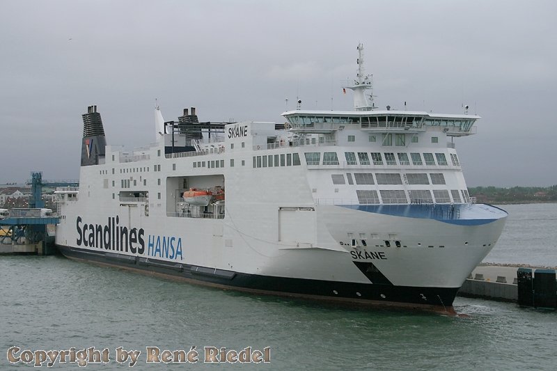 Im Fährhafen von Trelleborg-Schweden liegt das Fährschiff  Skane . Das Schiff, was der Scandlines Hansa zugehört, machte sich in wenigen Minuten auf den Weg nach Rostock-Deutschland. Aufnahme vom 2.8.2008 von der Sassnitz  die ebenfalls der Fährgesellschaft zugehörig ist und vorher bei der DFO im Dienste stand.