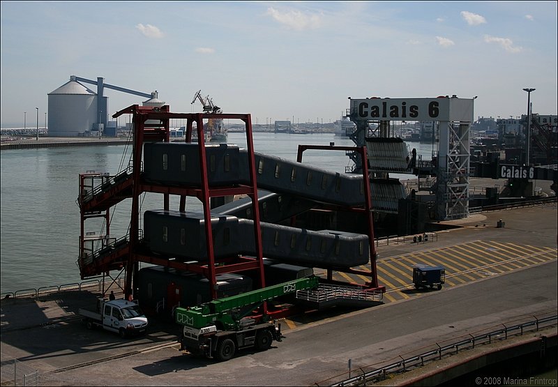 Im Hafen von Calais - Fahrbare Gangway und Fhrbrcke