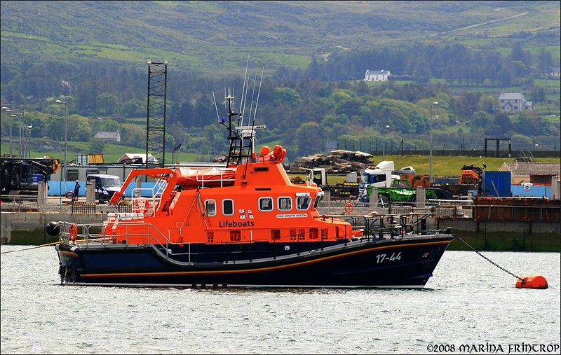 Im Hafen von Castletownbere, Irland Co. Cork - Das Allwetterrettungsboot  Annette Hutton . Baujahr 2003, Rumpftyp: Halbgleiter, Rumpf- und Aufbaumaterial: Faserverbundwerkstoff, Lnge 17 m, Breite 5,49 m, Tiefgang 1,37 m, Verdrngung: 37,5 to 
Geschwindigkeit: 25 Knoten 