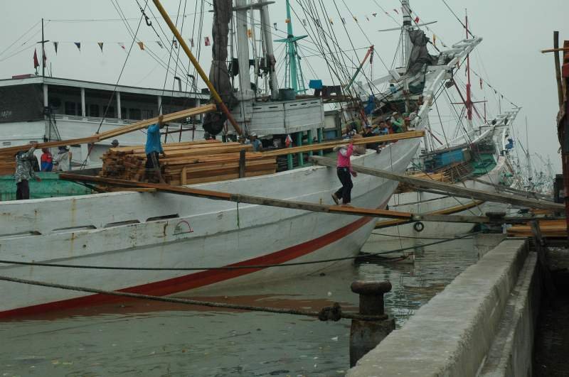 Im Hafen von Jakarta wird immer noch von Hand beladen.