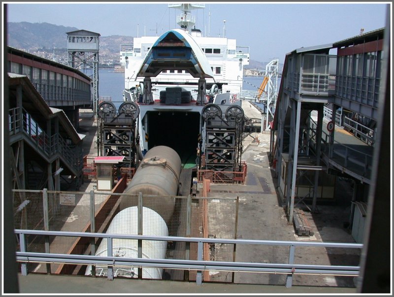 Im Hafen von Messina werden ununterbrochen Fhren be- und entladen, hier werden Gterwagen ins Schiff gestossen. (05.08.2002)