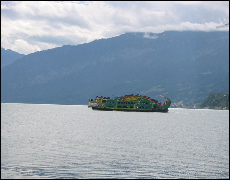 Im Juli 2003 konnte man bei einer Fahrt ber den Thuner See unter Umstnden einem schwimmenden Untier begegnen, einem Drachen!