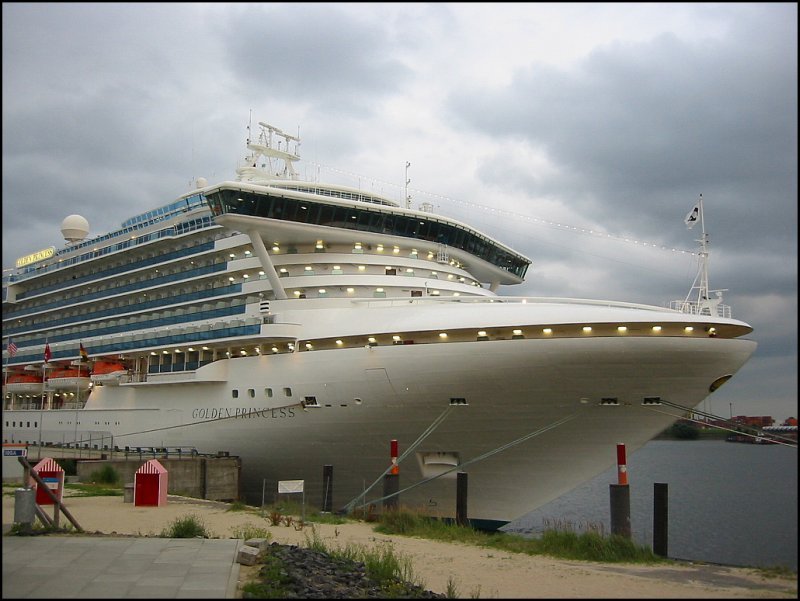 Im Juli 2005 hatte die  Golden Princess  am noch recht provisorisch wirkenden Kreuzfahrt-Terminal im Hamburger Hafen festgemacht. Hier im Bild der Bug und die gewaltige Brcke dieses imposanten Schiffes.