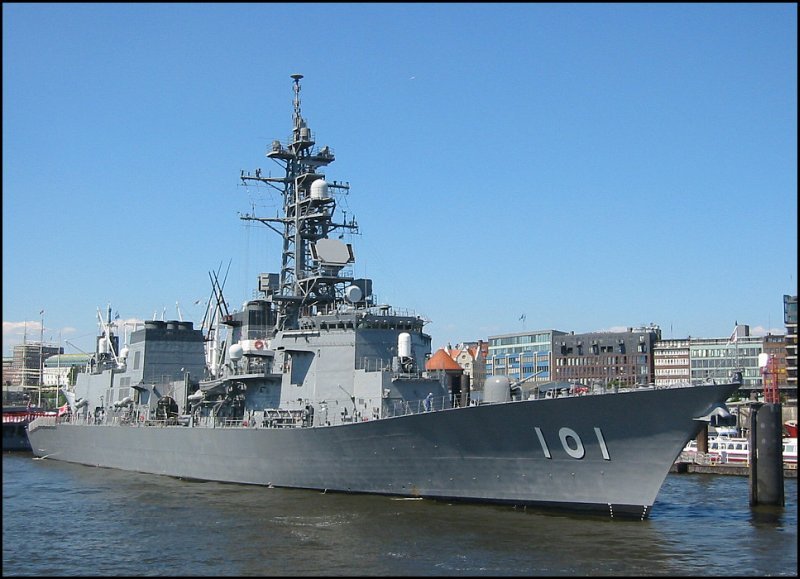 Im Juli 2005 war ein Ausbildungsverband der japanischen Marine zu Gast in Hamburg. Zu dem Verband gehrte auch der Zerstrer Murasame (DD 101), der hier im Bild zu sehen ist. Das Schiff ist 151 Meter lang und fhrt als Bewaffnung Harpoon Seeziel-FK, ein Geschtz Kaliber 7,6 cm, zwei CIWS vom Typ Phalanx, ein VLS fr Sea Sparrow Flugabwehr-FK und Asroc U-Jagd-Raketen, U-Jagd-Torpedorohre sowie einen Bordhubschrauber mit. Im Bild ist das Geschtz sowie eines der Phalanx-Systeme zu sehen, das VLS befindet sich zwischen dem Geschtz und den Brckenaufbauten. 