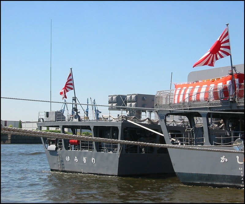 Im Juli 2005 war ein Ausbildungsverband der japanischen Marine zu Gast in Hamburg. Auf diesem Bild sieht man das Heck des Zerstrers Yugiri (links im Bild) und etwas abgeschnitten das des Schulschiffs Kashima (rechts im Bild). Interessant ist aber vor allem das Heck des Zerstrers, weil man dort sehr gut das Startgert fr die Flugabwehr-FK vom Typ Sea Sparrow erkennen kann.