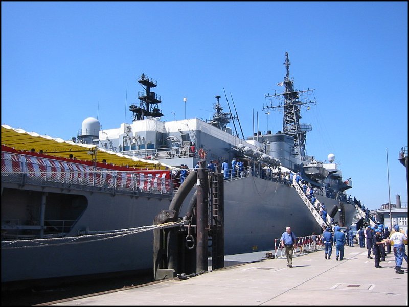 Im Juli 2005 war ein Ausbildungsverband der japanischen Marine zu Gast in Hamburg. Auf dem Bild sieht man das japanische Kadettenschulschiff Kashima. Die Besatzung war zum Zeitpunkt der Aufnahme dabei, Mllscke aus dem Schiff zu schaffen und in bereitstehende Container zu verfrachten.