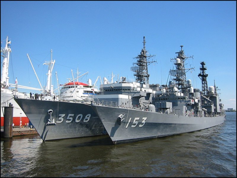 Im Juli 2005 war ein Ausbildungsverband der japanischen Marine zu Gast in Hamburg. Zu dem Verband gehrten auch das Kadettenschulschiff Kashima (TV 3508, links im Bild) und der Zerstrer Yugiri (DD 153, rechts im Bild). Der Zerstrer hat eine Lnge von 137 Metern und fhrt als Bewaffnung Harpoon Seeziel-FK, ein Geschtz Kaliber 7,6 cm, zwei CIWS vom Typ Phalanx, ein Startgert fr Sea Sparrow Flugabwehr-FK, ein Startgert fr Asroc U-Jagd-Raketen, U-Jagd-Torpedorohre sowie einen Bordhubschrauber mit. Auf dem Bild sind das Geschtz, der Asroc-Starter sowie die Harpoon-Startgerte zu erkennen.Das Schulschiff hat eine Lnge von 142 Metern und ist nur leicht bewaffnet u.a. mit einem Geschtz Kaliber 7,6 cm.