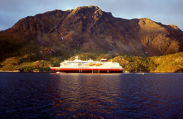 Im Schein der Mitternachtssonne fhrt die M/S  Polarlys  an der Kste der Insel Hinnya entlang. Hinnya ist die grte norwegische Insel; 10.06.2001