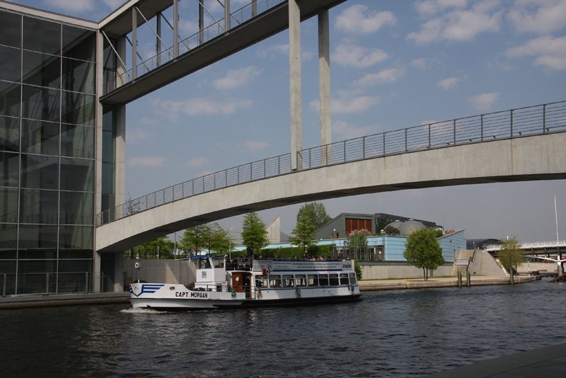 In 2 Etagen verbindet eine Brcke das Paul-Lbe-Haus mit dem Marie-Elisabeth-Lders-Haus, diese passiert soeben die  Capt. Morgan . (Berlin, 30.04.2009)