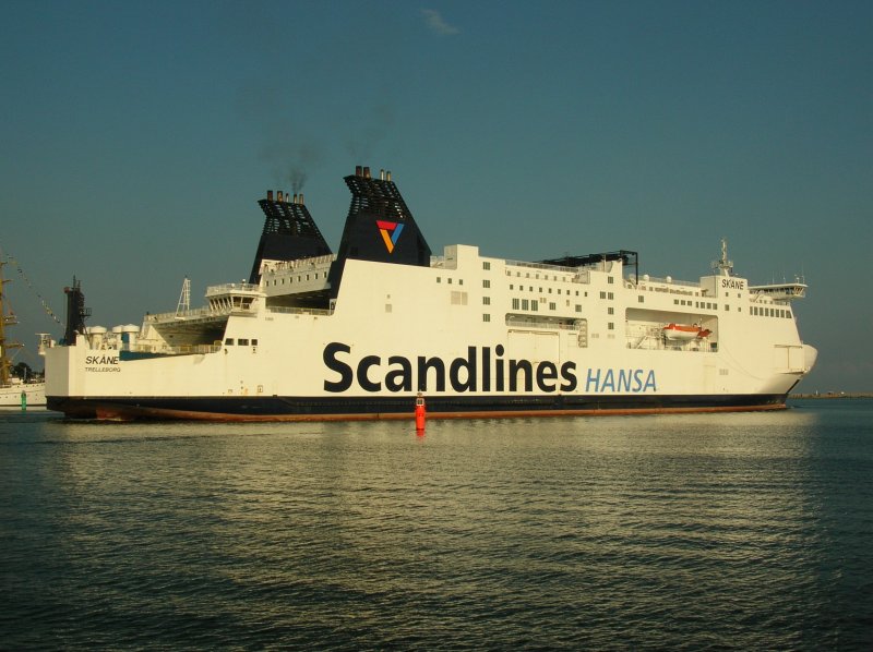 In ganzer Pracht: FS SKNE der Reederei Scandlines im Sommer 2006 im Seekanal von Rostock. Scandlines ASA (Schweden) ist ein Tochterunternehmen der STENA-Line.