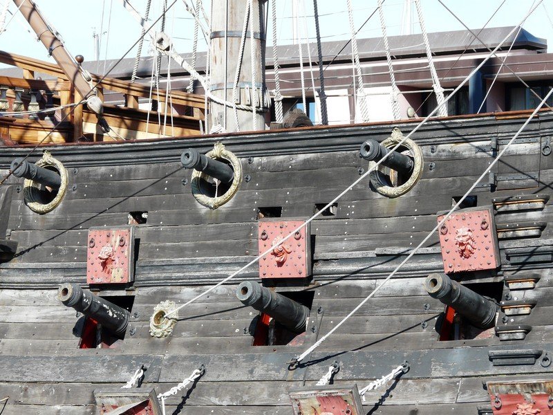 In Genua liegt der Nachbau einer Galeone mit Namen  Neptuno . Hier Kanonen auf der Steuerbordseite.