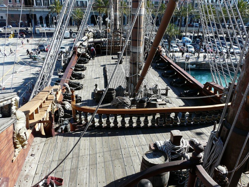 In Genua liegt der Nachbau einer Galeone mit Namen  Neptuno  und natrlich haben wir diese auch besichtigt. Hier ein Blick ber Deck, von achtern zum Bug.