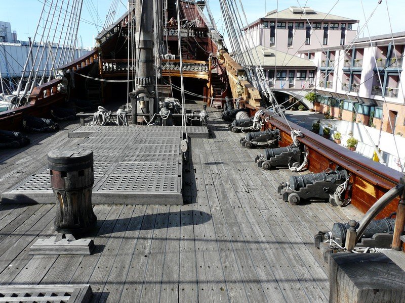 In Genua liegt der Nachbau einer Galeone mit Namen  Neptuno  und natrlich haben wir diese auch besichtigt. Hier ein Blick ber Deck, von vorn nach achtern gesehen.