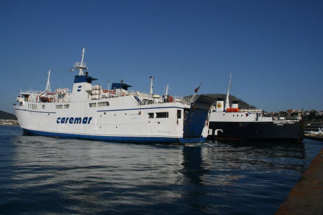 In Pozzuoli herrscht ein stndiges kommen und gehen. Whrend die F/S  Fauno  aus Prchida anlegt, legt die F/S  Redentore Primo  nach Ischia ab; 09.02.2008