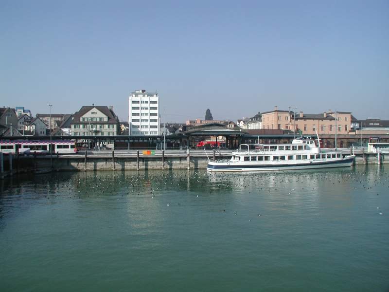 In Romanshorn kommen sich Bahn und Schiff sehr nahe.