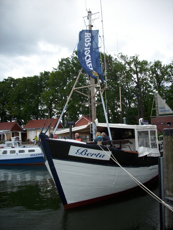In vielen Hfen auf Rgen gibt es die bekannten Rucherschiffe auf dem man Fischbrtchen und Fisch kaufen kann.So auch im Hafen von Lauterbach,wo das Rucherschiff  Berta  im Hafen liegt.
