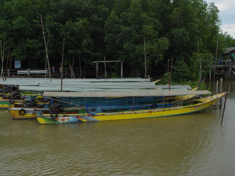 Inmitten der Inselwelt der Andaman See liegt der  James Bond Felsen , bekannt aus dem James-Bond-Film  The man with the golden gun . Um dorthin zu gelangen werden diese  Long tail  Boote eingesetzt. (23.10.2006)