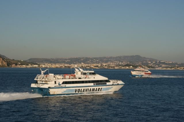Interessante Begegnung zweier Schnellboote im Canale di Procida. Auf der Linie Ischia-Napoli / Napoli-Ischia begegnen sich der Katamaran M/S  Giove Jet  und das Tragflgelboot M/S  Alnilan ; 26.01.2008