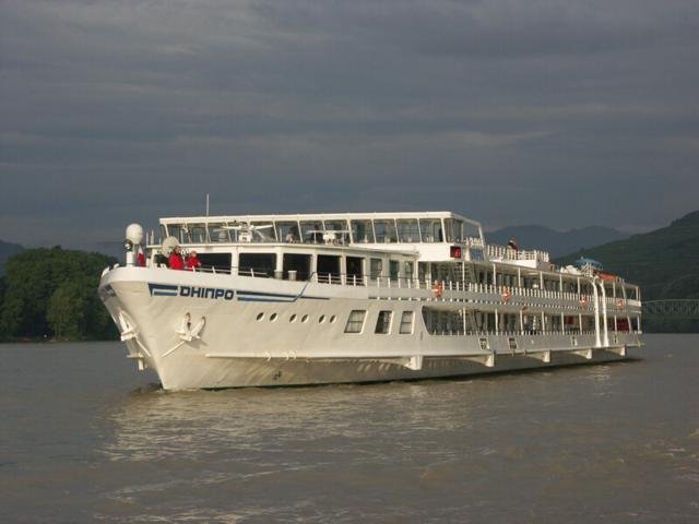 Kabinenschiff DNJEPR auf der Donau in Krems talfahrend