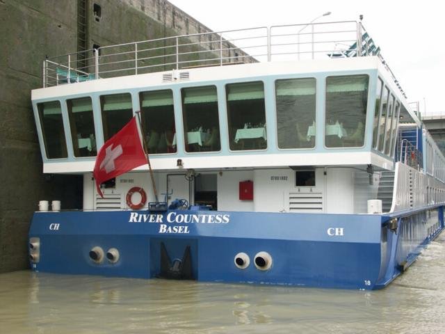 Kabinenschiff RIVER COUNTESS in der Schleuse Ybbs/ Persenbeug an der Donau in der Bergfahrt