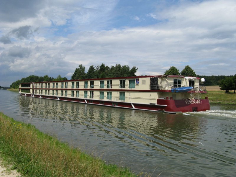 Kabinenschiff  SerenadeII  110m lang, 11,4m breit, 125 Passagiere Baujahr 2007 am 18.7.2008 auf dem Mai Donau-Kanal bei Hilpoltstein