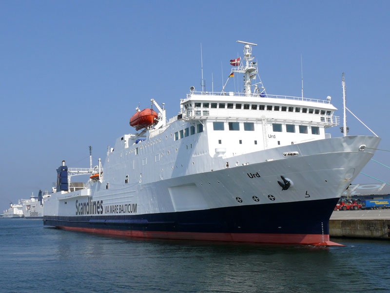 Kaum zu glauben, dass dieses Scandlines Via Mare Balticum Passagierschiff URD (IMO 7826855) 1981 gebaut wurde als Ro-Ro Cargo Schiff EASY RIDER. Inzwischen wurde es wohl mehrmals umgebaut; Rostock-Warnemnde, 15.04.2009
