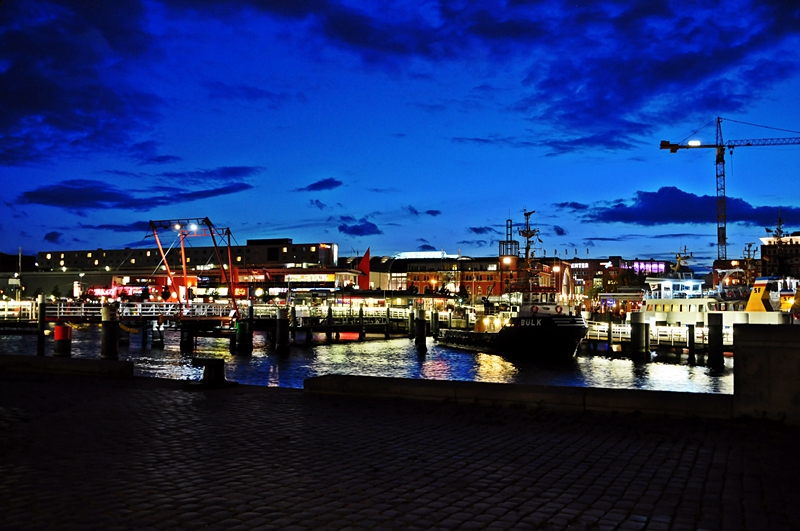 Kieler Hafen am Abend mit Schlepper Bulk im Vordergrund, 04.09.09