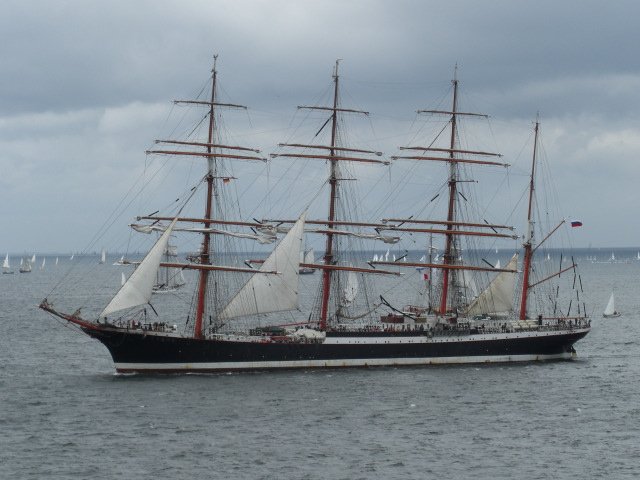 Kieler Woche 2008. Die Sedov 1921 vom Stapel gelaufen, eine Viermastbark: Lnge 117,5m Breite 14,6m Segelfche 4195qm zog als grtes Schiff auf der Windjammerparade auch alle Blicke an.
Leider waren die Windverhltnisse in der Kieler Frde an diesem Tag nicht so, dass eine Vollbesegelung mglich war.Die Sedov wird heute von Russland als Segelschulschiff genutzt.