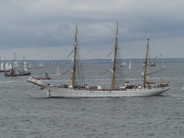 Kieler Woche 2008. Natrlich darf dieses Prachtschiff nicht fehlen! Unsere gute, alte Gorch Fock fhrte die Windjammerparade auf der Kieler Frde an. Leider wie alle Segler ohne Segel, trotzdem ist sie immer wieder ein Hingucker.
Baujahr 1958, Werft Blohm & Voss, Hamburg, Typ Bark, Stahlrumpf
Lnge ber alles x B x T  =  89,3 x12 x 5 Meter
1760 ts Verdrngung, 23 Segel, insgesamt 1952 qm
Hhe Gromast ber Wasserlinie 45,3 Meter
Hilfsmotor 800 PS, spter 1.660 PS, Geschwindigkeit unter Segel max. 16 kn, unter Motor max. 13,7 kn
69 Mann Stammbesatzung, 200 Offiziers- und Unteroffiziersanwrter.