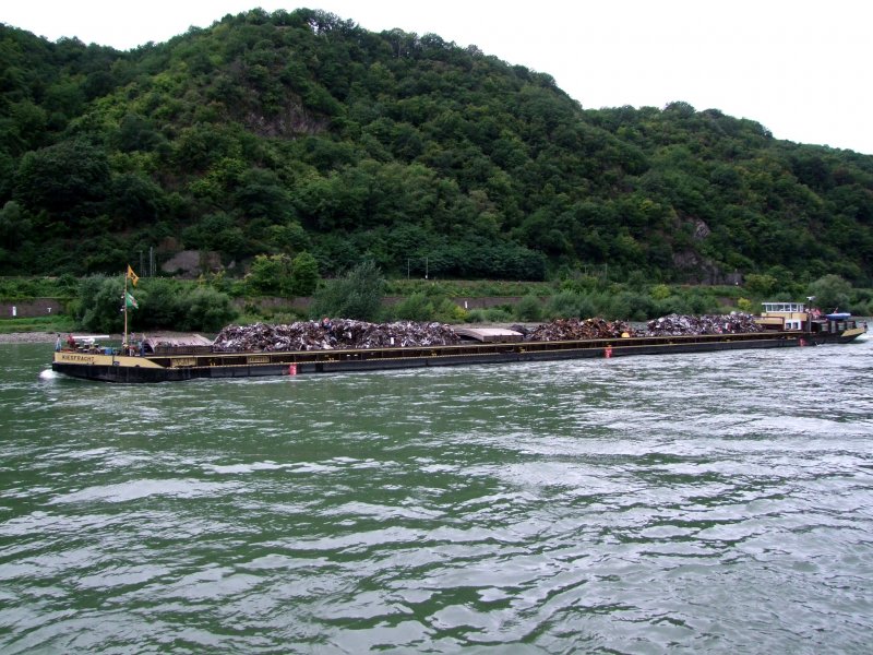 KIESFRACHT hat eine Schrottfracht geladen, und ist am Rhein bei KAUB Stromaufwrts unterwegs; 080903